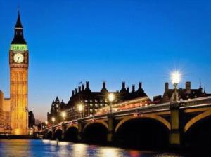 Uma ponte com uma torre de relógio e o Big Ben. em APlaceToStay Central London Apartment, Zone 1 KIN em Londres