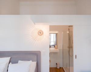 een slaapkamer met een bed, een douche en een spiegel bij La Maison de Chestret in Luik