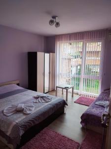 サパレヴァ・バニャにあるApartment Daivのベッドルーム1室(ベッド2台、大きな窓付)