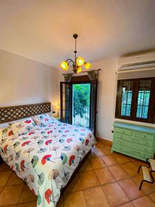 Un pat sau paturi într-o cameră la Grazalema - Casita La Calma - Increíbles vistas, Climatización Frio-Calor, Wifi, Parking