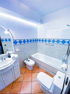 ein Badezimmer mit einem Waschbecken, einem WC und einer Badewanne in der Unterkunft Grazalema - Casita La Calma - Increíbles vistas, Climatización Frio-Calor, Wifi, Parking in Grazalema