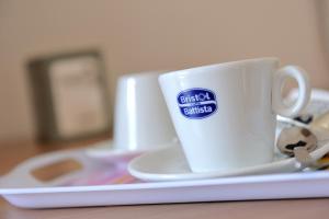 una taza de café sentada en una bandeja sobre una mesa en B&B Sun House, en Modugno