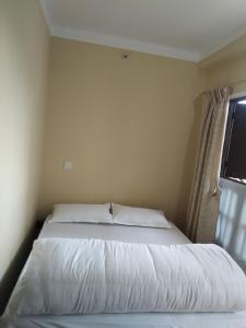 Una cama o camas en una habitación de Diya's Guest House