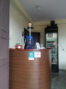 Un mostrador con un objeto azul encima. en Diya's Guest House, en Bandipur