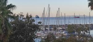 Um monte de barcos estão ancorados num porto. em Ilianna's Home Β3 - Marina,Kalamata em Kalamata