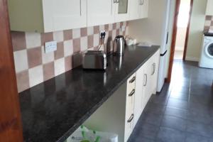 Η κουζίνα ή μικρή κουζίνα στο Porthcawl House Near Beach With Extensive Parking +2 φωτογραφίες