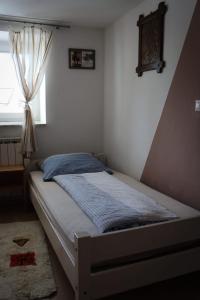 1 cama en un dormitorio con ventana en LITTLE FOREST RANCH, NATUR PUR MIT REITMÖGLICHKEIT, en Duga Resa