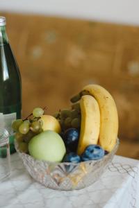 eine Schale Obst auf einem Tisch mit einer Flasche in der Unterkunft LITTLE FOREST RANCH, NATUR PUR MIT REITMÖGLICHKEIT in Duga Resa
