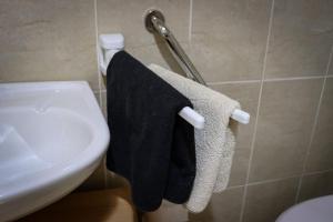 un bagno con lavandino e asciugamani su un portasciugamani di LITTLE FOREST RANCH, NATUR PUR MIT REITMÖGLICHKEIT a Duga Resa