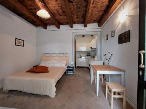 a bedroom with a bed and a table at La di Morson Agriturismo in Camino al Tagliamento