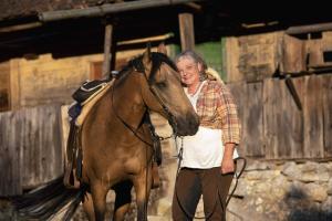 una mujer parada junto a un caballo marrón en LITTLE FOREST RANCH, NATUR PUR MIT REITMÖGLICHKEIT, en Duga Resa