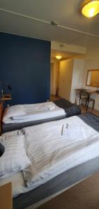 Una cama o camas en una habitación de Nipanhotellet