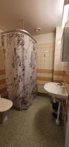 Koupelna v ubytování Nipanhotellet + 31 fotografií