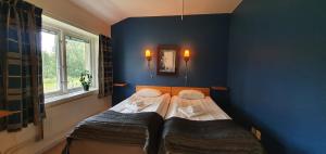 Una cama o camas en una habitación de Nipanhotellet