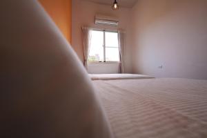 En eller flere senge i et værelse på Taitung city-cottage B&B