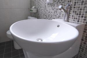 Et badeværelse på Taitung city-cottage B&B