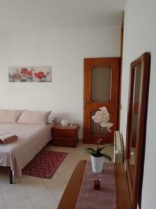 1 dormitorio con cama, espejo y mesa en Il Faggio, en Beura