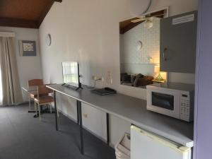 Kuchyň nebo kuchyňský kout v ubytování Bakery Park Motor Inn