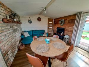 Pokój ze stołem, krzesłami i kanapą w obiekcie Liptovalley- mobilné domy s wellnessom w mieście Liptowska Kokawa