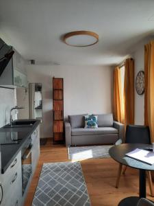 salon z kanapą i stołem w obiekcie Mini-Apartment Admont w mieście Admont