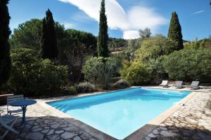una piscina en un jardín con árboles en Mas de la Croette Collioure en Collioure