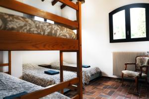 1 dormitorio con 2 literas y 1 silla en Mas de la Croette Collioure en Collioure