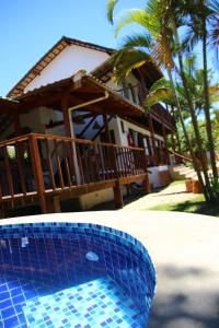 una piscina de azulejos azules frente a una casa en Planeta Banana Paraty, en Paraty