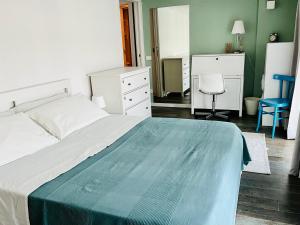 Tempat tidur dalam kamar di Delizioso bilocale - Stazione Rogoredo, M3, Linate