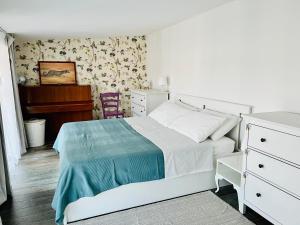 Uma cama ou camas num quarto em Delizioso bilocale - Stazione Rogoredo, M3, Linate