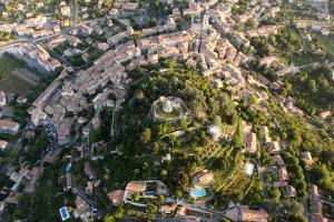 an overhead view of a city with houses and trees at Agréable appartement au calme in Villeneuve