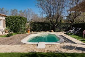 einen Pool im Garten mit Terrasse in der Unterkunft Maison 2/4pers : jardin piscine. LES AMANDIERS in Lorgues