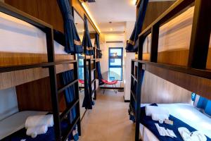 Postel nebo postele na pokoji v ubytování UNWND Boutique Hotel Makati