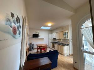 维亚雷焦Villa Tina Hotel的带蓝色沙发的客厅和厨房 更多103张照片