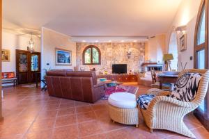 ein Wohnzimmer mit einem Sofa und Stühlen in der Unterkunft Tenuta del Normanno in Carovigno