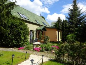 a house with a green roof and a garden at Ferienanlage Waschbär Country in Templin