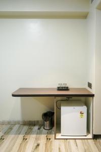 - une table dans une chambre avec un réfrigérateur dans l'établissement Hotel VR Grand, à Vizianagram City