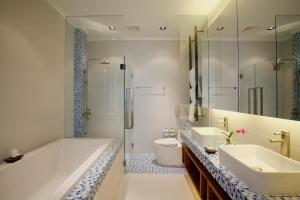 Ein Badezimmer in der Unterkunft Pattaya Modus Beachfront Resort