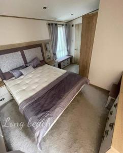 リルにあるLuxury holiday lodge Lyons Robin Hood Rhyl Walesのベッドルーム1室(大型ベッド1台付)