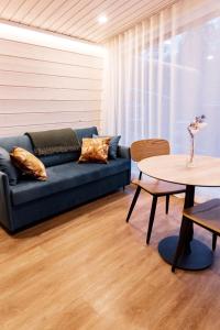ein Wohnzimmer mit einem blauen Sofa und einem Tisch in der Unterkunft Holiday Village Inari in Inari