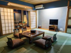 Televiisor ja/või meelelahutuskeskus majutusasutuses Atagawa Onsen Blue Ocean