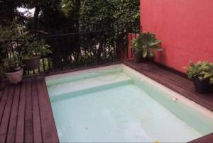 una piscina en una terraza junto a un edificio en Santa Teresa Junto à Natureza en Río de Janeiro