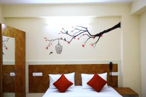Giường trong phòng chung tại Sasthi Suites