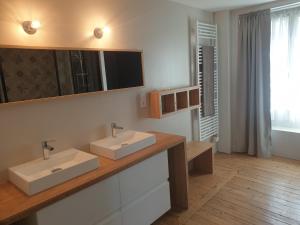 Kúpeľňa v ubytovaní Appartement cosy face à la Mayenne + 5 fotografií
