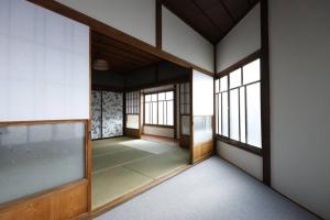 una habitación vacía con puertas y ventanas en un edificio en 星のワルツ　御家堂(Oiedo) en Komoro