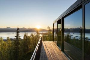 una casa con balcone affacciato sull'oceano di NARVIKFJELLET Camp 291 a Narvik