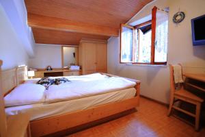 Tempat tidur dalam kamar di Albergo Pineta