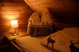 Letto o letti in una camera di Almhütte Hebalm