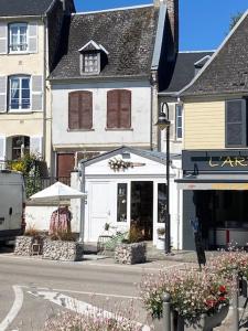 een wit gebouw in een stadsstraat met een gebouw bij Les Dunes in Saint-Valery-sur-Somme