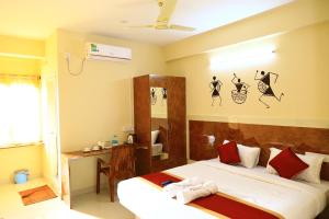 Giường trong phòng chung tại Sasthi Suites