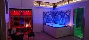 Habitación con bañera en una habitación con luces moradas y verdes en Terra Mia Suite, en Catania
